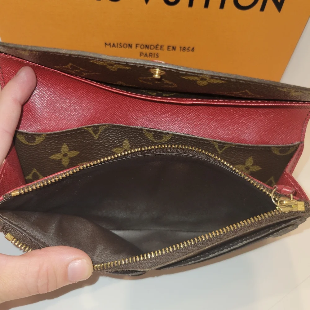 GUC Authentic Louis Vuitton, leather Emilie wallet, Red interior - Picture 9 of 9